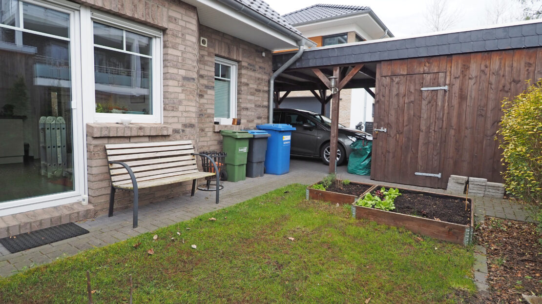 Schicke Doppelhaushälfte in Achim-Uesen - mit Garten und Carport