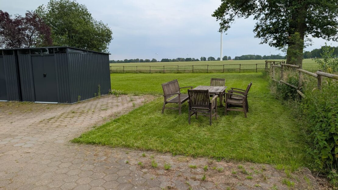 Pkw-Stellplatz mit Schuppen